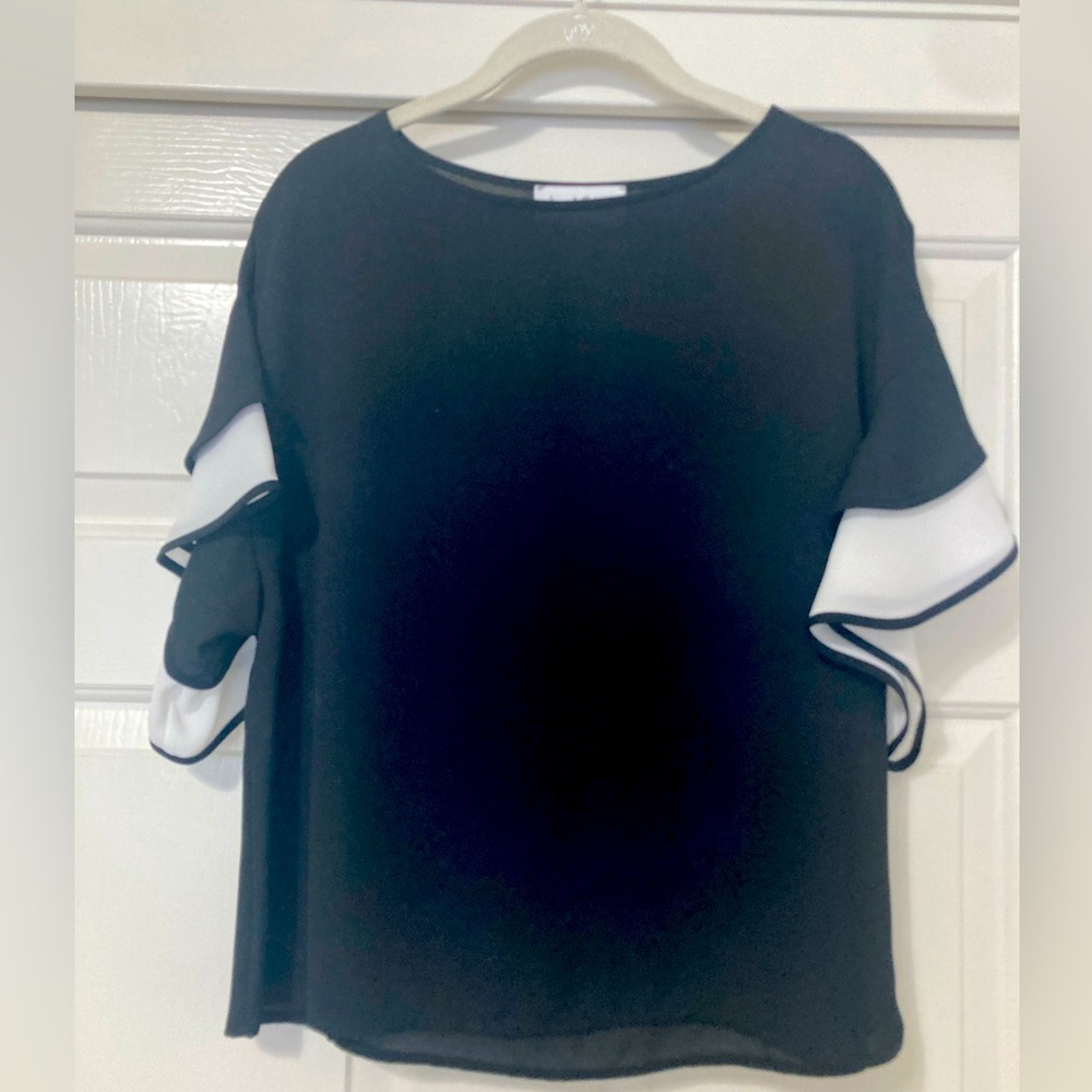 NWOT Joseph Ribkoff Black & White Top with Ruffle Sleeves Size 4